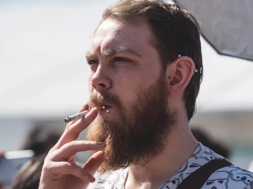 Hombre aspirando nicotina