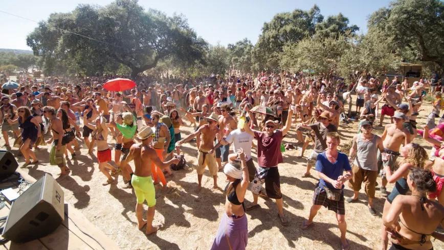 Orgiástica celebración de cuerpos en movimiento.