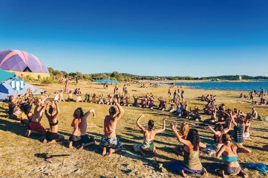 Un poco de ejercicio en común antes de bañarse en el lago