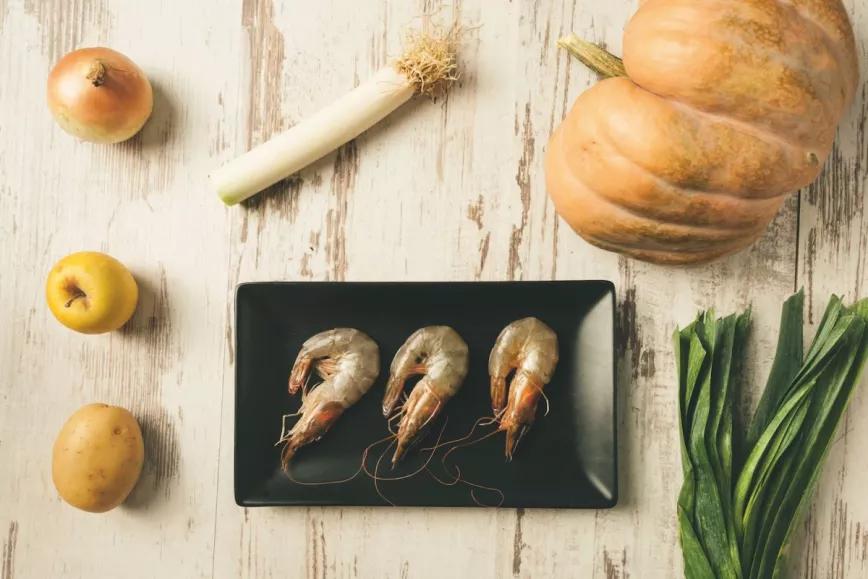 Verduras y langostinos