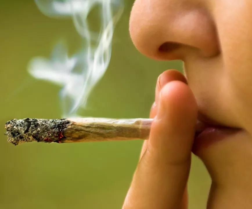 Tira la ceniza: Esto es una cuestión de ser considerado. Si estás fumando y llevas un rato sacude la ceniza en un recipiente antes de pasar el canuto. Regalarle ceniza a un colega es algo que no se lleva bien.