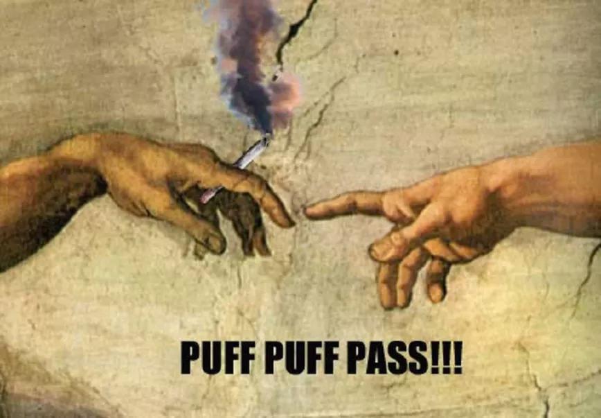 De nuevo PASA EL PORRO: Que no es tuyo, que hay reglas de decoro: fuma, fuma, pasa. Por favor, ¡PÁSALO!