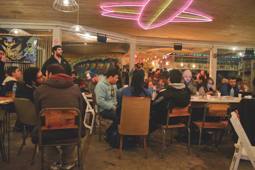 Las copas cannábicas comenzaron siendo reuniones exclusivas y clandestinas de cultivadores. Hoy sigue la clandestinidad, pero son muchos más los que se acercan a celebrarlas.