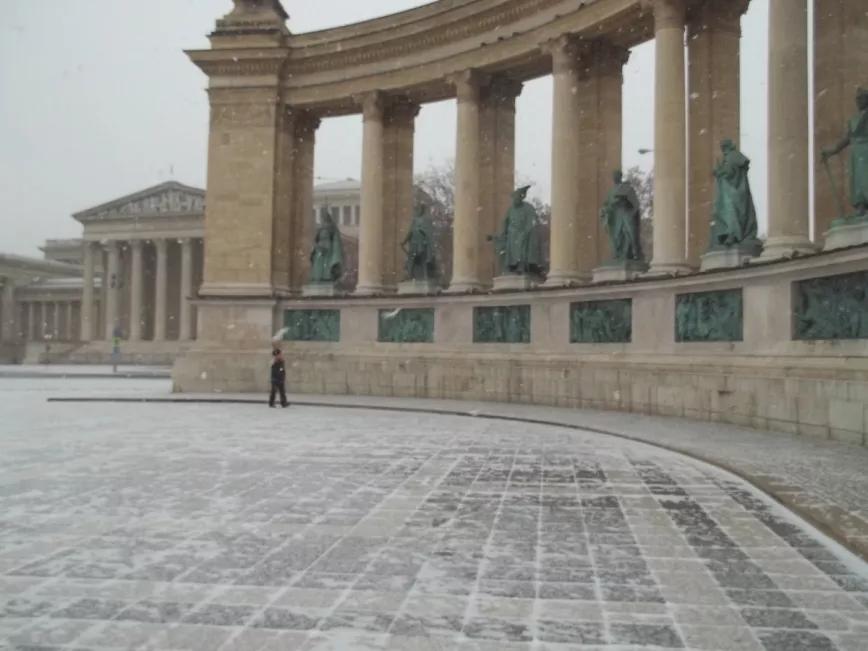 Plaza de los Héroes con el Museo de Bellas Artes al fondo