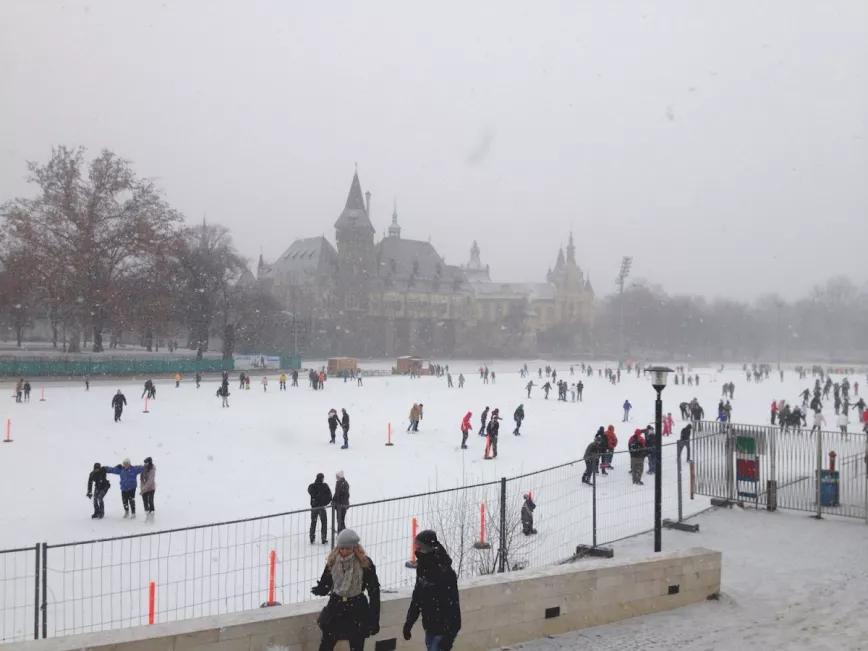 La nieve no desanima a los húngaros