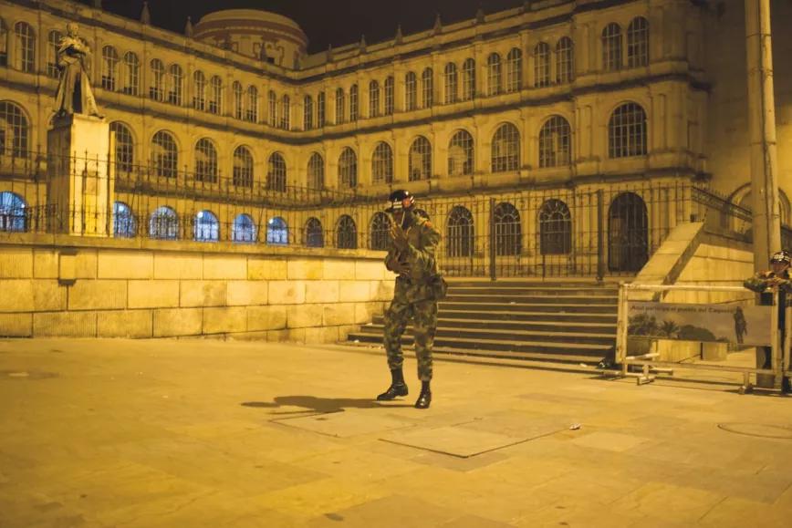 Un policía baila la cumbia tocada por las calles de Bogotá después de la marcha por la paz que reunió a decenas de miles de personas en la Plaza Bolívar el 5 de octubre de 2016.