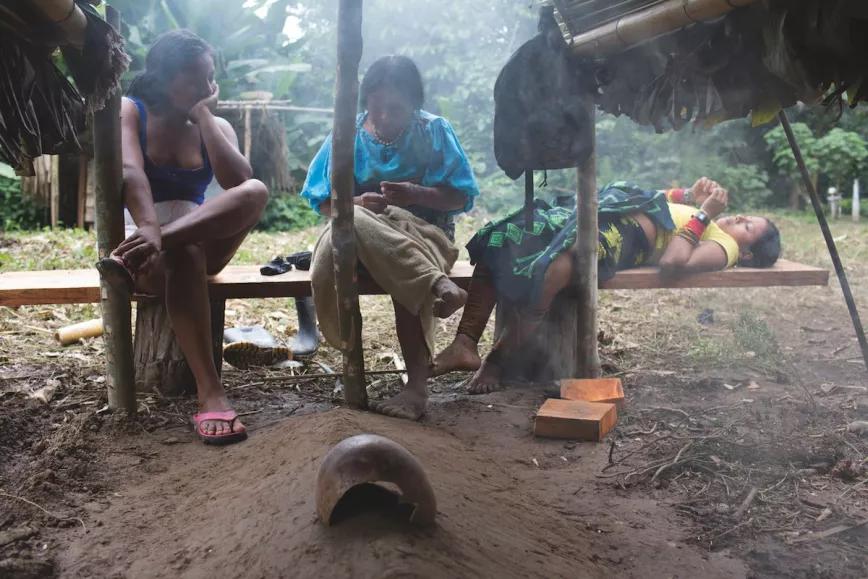 Tres mujeres visitan el cementerio de su comunidad y acompañan al espíritu de sus muertos quemando nueces de cacao y plantas