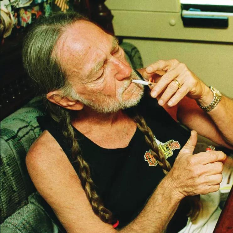 Country: Willie Nelson como referente cannábico, pero uno puede recurrir a otros grandes como Johnny Cash (el más grande) Merle Haggard o Toby Keith. Incuso Dolly Parton tiene canciones sobre la weed.