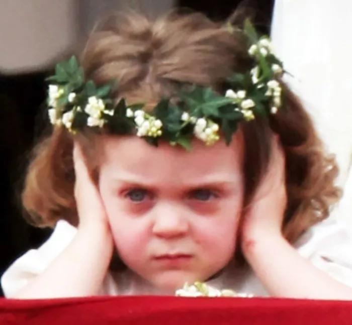 DOLOR: “HASTA lOS ***** DE LAS BODAS”.  La gente se casa en verano, no vaya a ser que les llueva pero tú no tienes la culpa de que te inviten tantos amigos. Recupérate de tanta felicidad ajena con WEEDING CAKE.