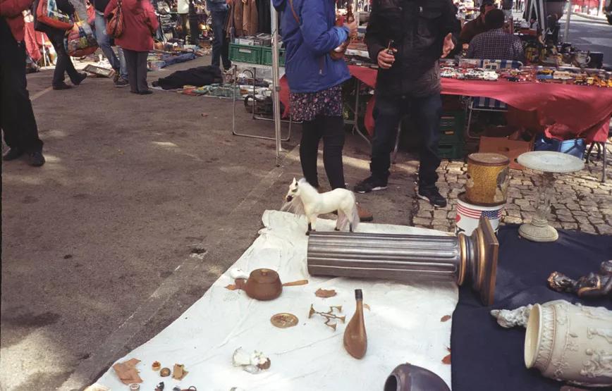 Joe Crepúsculo en la Feira da Ladra, Lisboa