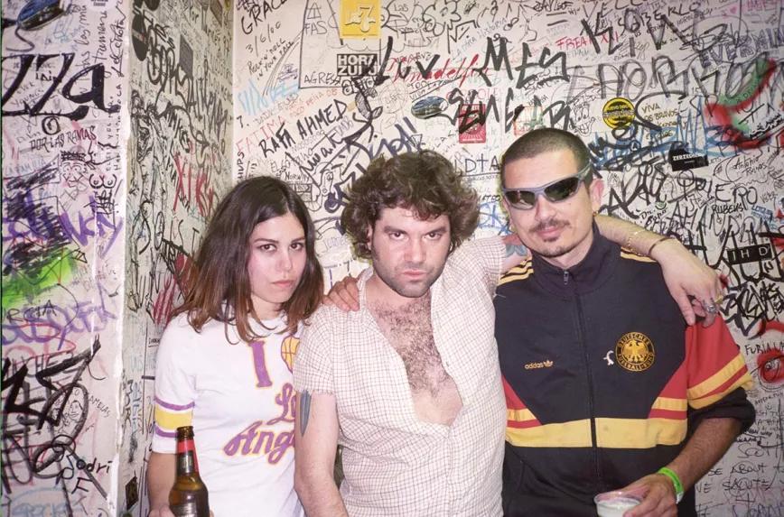 Joe Crepúsculo en el camerino con Luciana Della Villa (Svper) y Xoxé Tétano (Los Ganglios)