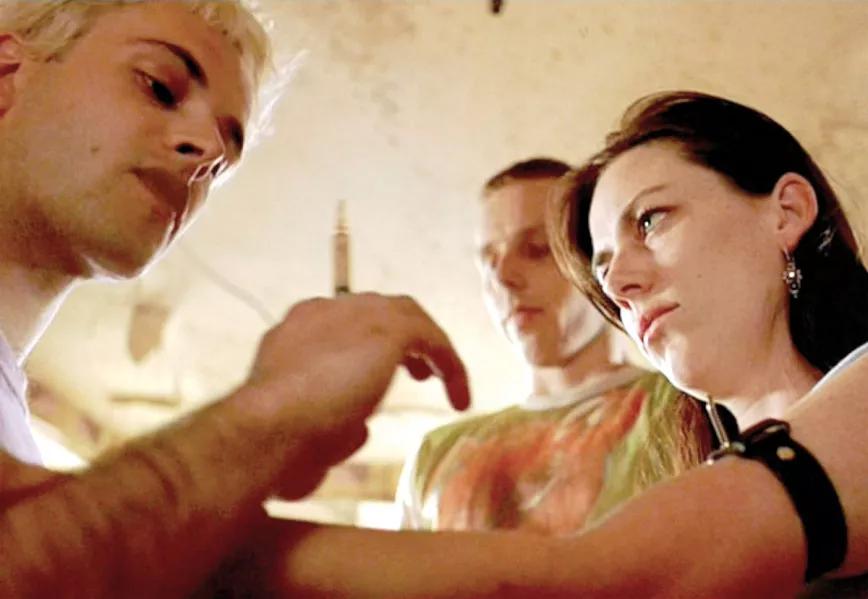 Sick Boy le prepara un chute a Allison, en un momento del film de 1996