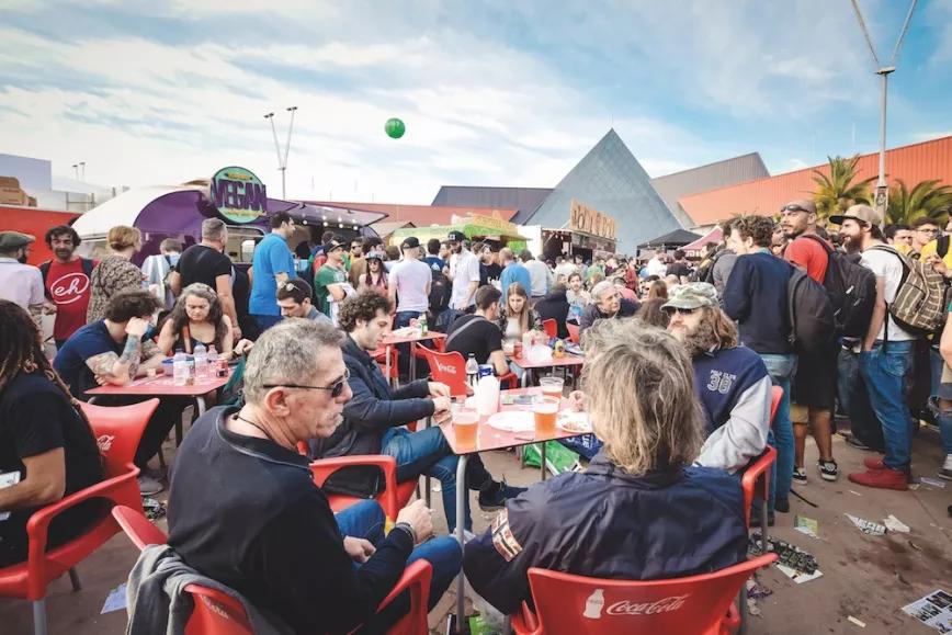 El patio exterior, soleado epicentro para el descanso, la comida, el baile y el negocio.