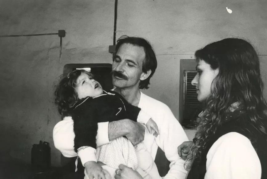 Escohotado con su hija pequeña en El Castillo de Ibiza