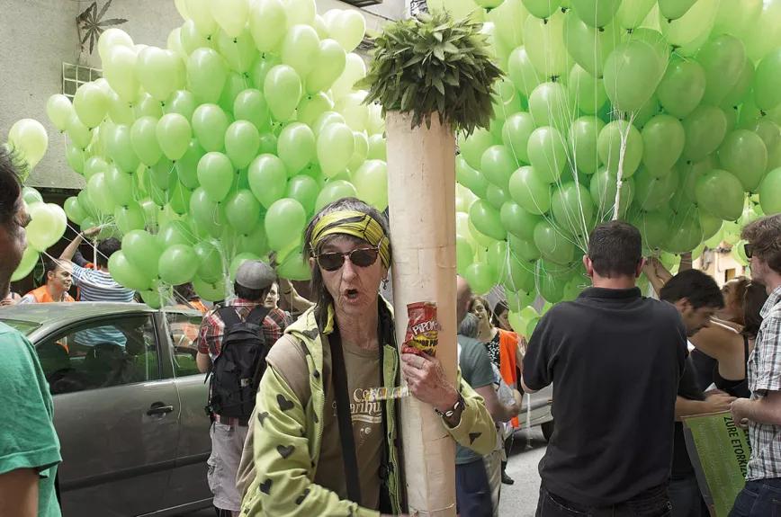 Racimos de uvas voladoras, pipas para pasar el rato y canutos gigantes para cultivar el asombro.