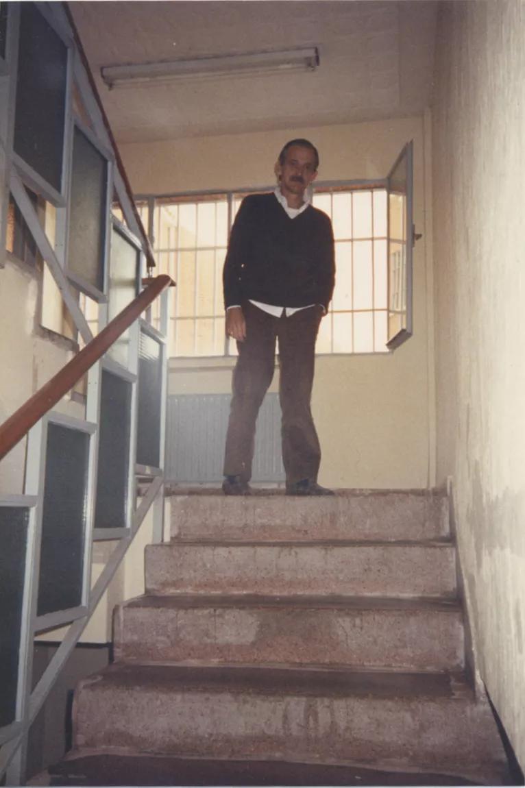 Asomado a la escalera que lleva a las celdas de incomunicación