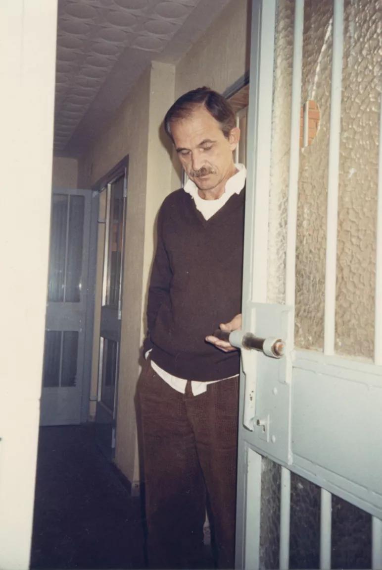 Contemplando el pasador, con cierta nostalgia por las puertas que abren en ambas direcciones