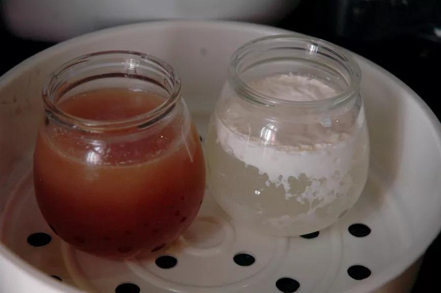 El suero se empieza a separar de los sólidos (dcha.) y ya filtrado y mezclado con agua y azúcar moreno (izq.)