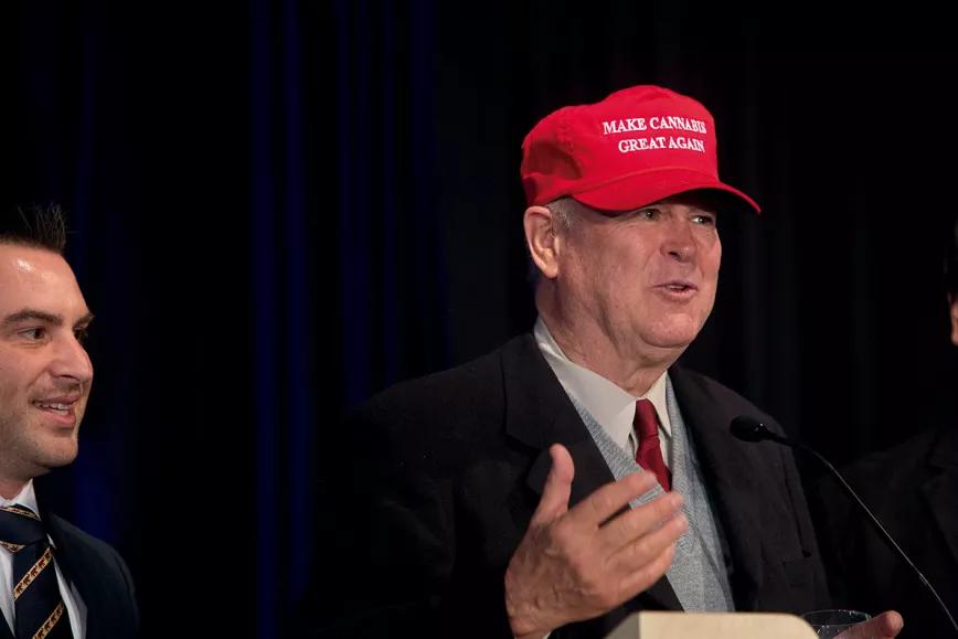 Dana Rohrabacher, legislador republicano de California con su gorra "Make Cannabis Great Again"