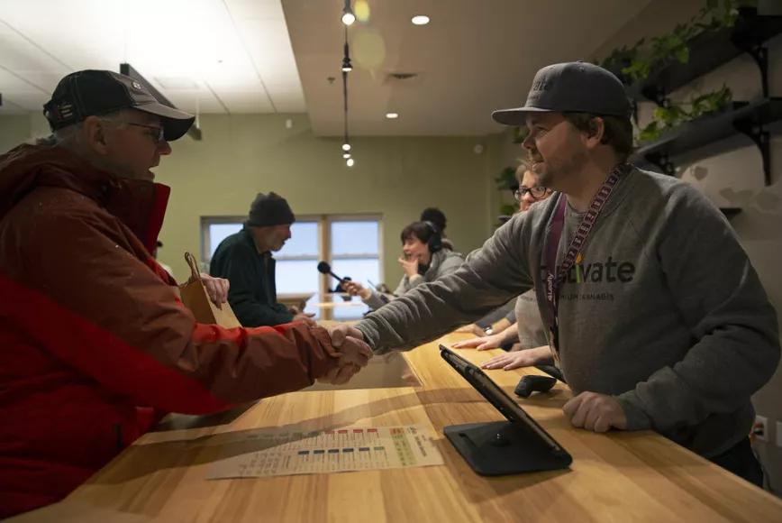 Las imágenes de la felicidad: Massachusetts en su primer día de venta legal