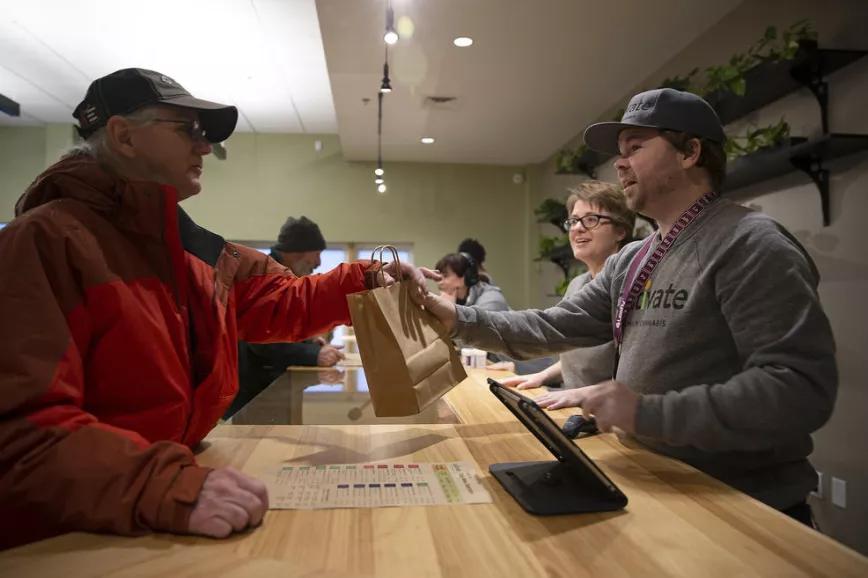 Las imágenes de la felicidad: Massachusetts en su primer día de venta legal