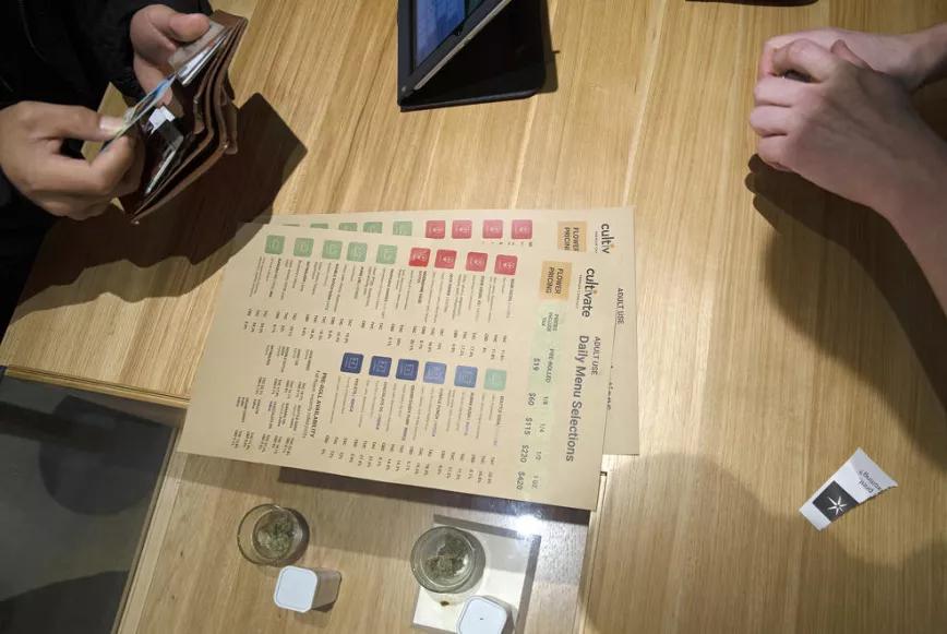 Las imágenes de la felicidad: Massachusetts en su primer día de venta legal