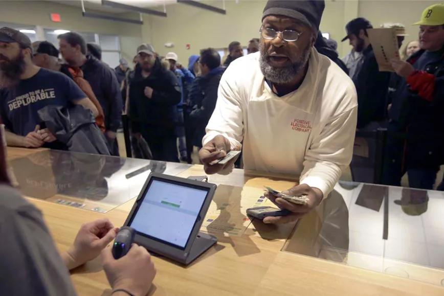 Las imágenes de la felicidad: Massachusetts en su primer día de venta legal