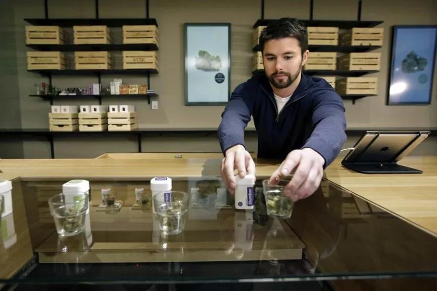 Las imágenes de la felicidad: Massachusetts en su primer día de venta legal