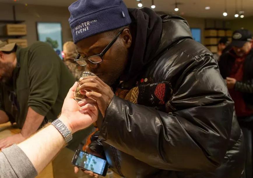 Las imágenes de la felicidad: Massachusetts en su primer día de venta legal