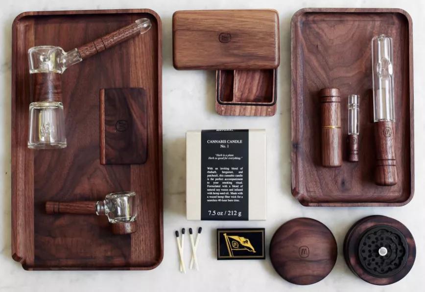 Bandeja para liar: Esta bandeja viene con todos los complementos necesarios para que liar sea una experiencia tan extrema como tirarse en parapente. No, desde luego que no es así, pero su aspecto de “para regalar” y la cantidad de artilugios que lleva lo convierten en un regalo casi perfecto para el fumeta.