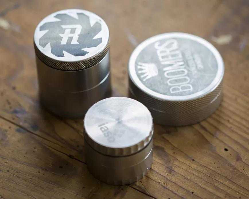 Grinder: Era de esperar pero un buen grinder es fundamental para la gente que le gusta enrollar canutos.