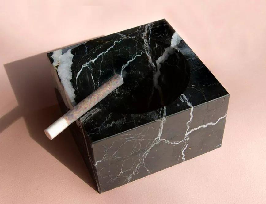 Un cenicero de diseño: No hace nada especial y tampoco adorna excesivamente pero es cosa vuestra cómo lo usáis para decorar la Navidad.