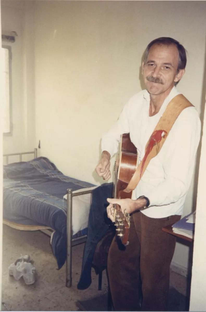 Escohotado tocando la guitarra