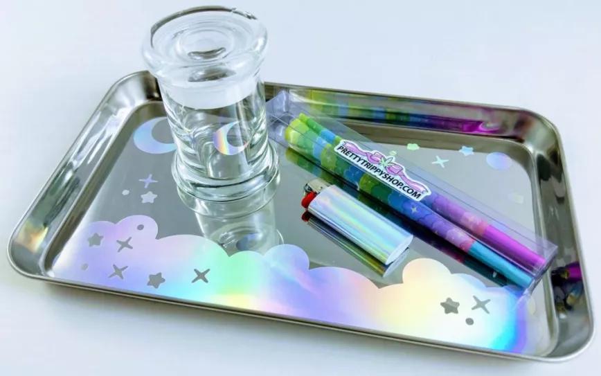 Bandeja holográfica para el cannabis: ¿Una bandeja que cambia de color gracias a sus propiedades holográficas y que sirve tanto para llevar una tacita de té como el cannabis? Venga, nos pones dos, por favor.