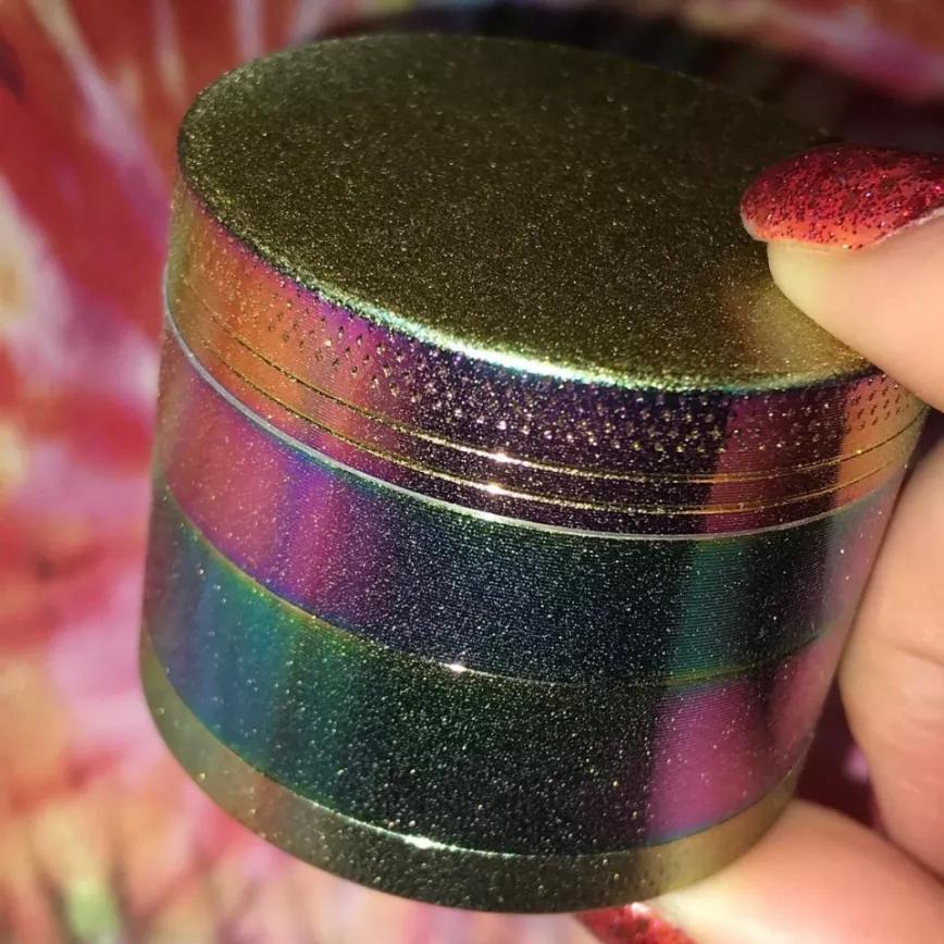 Glitter Grinder de OGStashJars: holográfico y con brillantina, este grinder es la prueba definitiva para saber si a tu papá le gustan este tipo de cosas. En la tienda online de Etsy (donde se vende) uno puede crear su propia versión de este grinder.