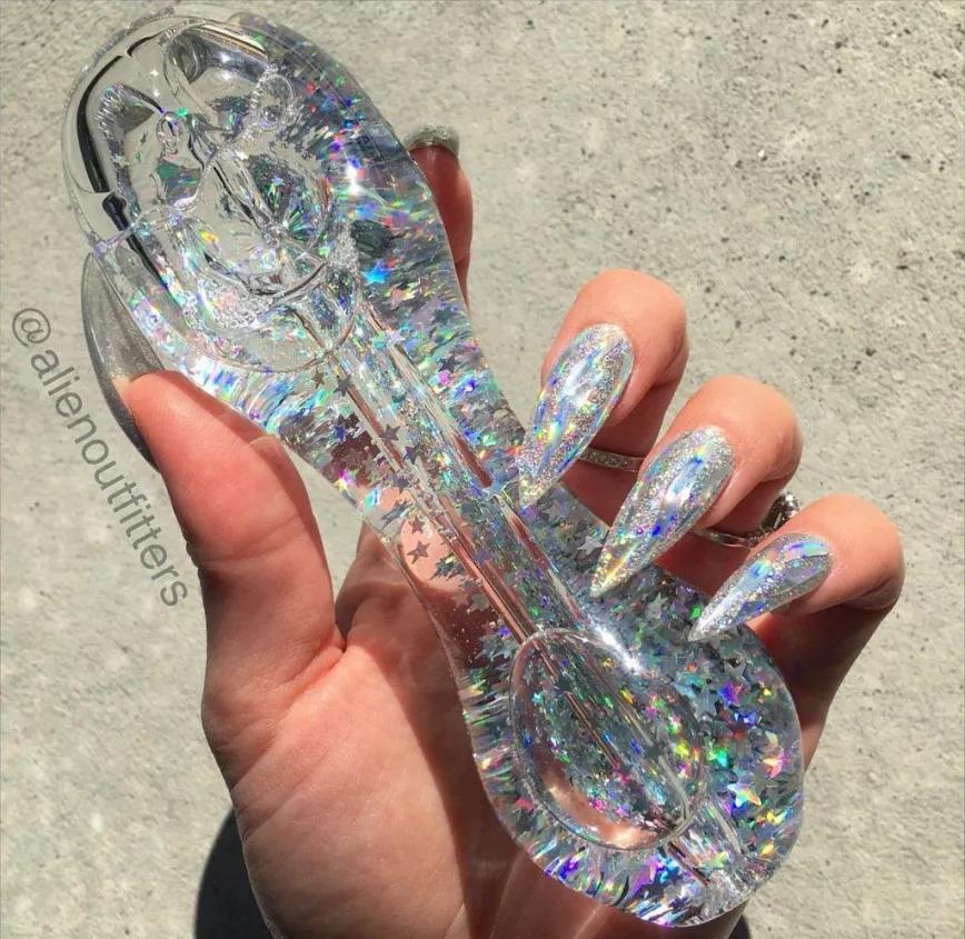 Pipa Holográfica: Una pipa psicodélica que te va a volar la cabeza (y la cartera) que se contrae o se expande gracias a que está se puede congelar.