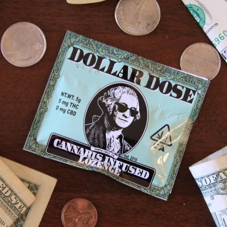 DOLAR DOSE: 5 miligramos de THC por cata. Te atrapa por su sabor mezcla de hibisco, sandía sativa, cerveza de raíz y manzana índica. Precio: 1 dólar.