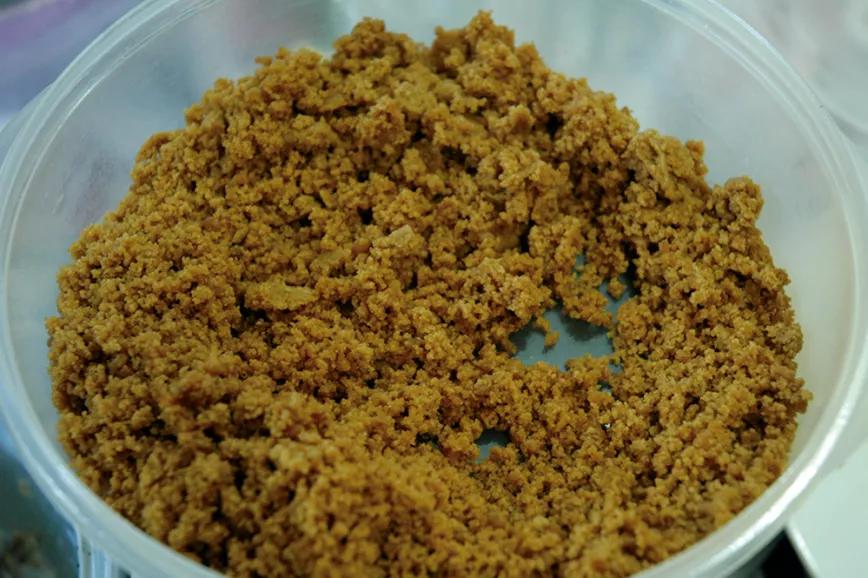 El azúcar moreno es una buena fuente de carbohidratos y microelementos