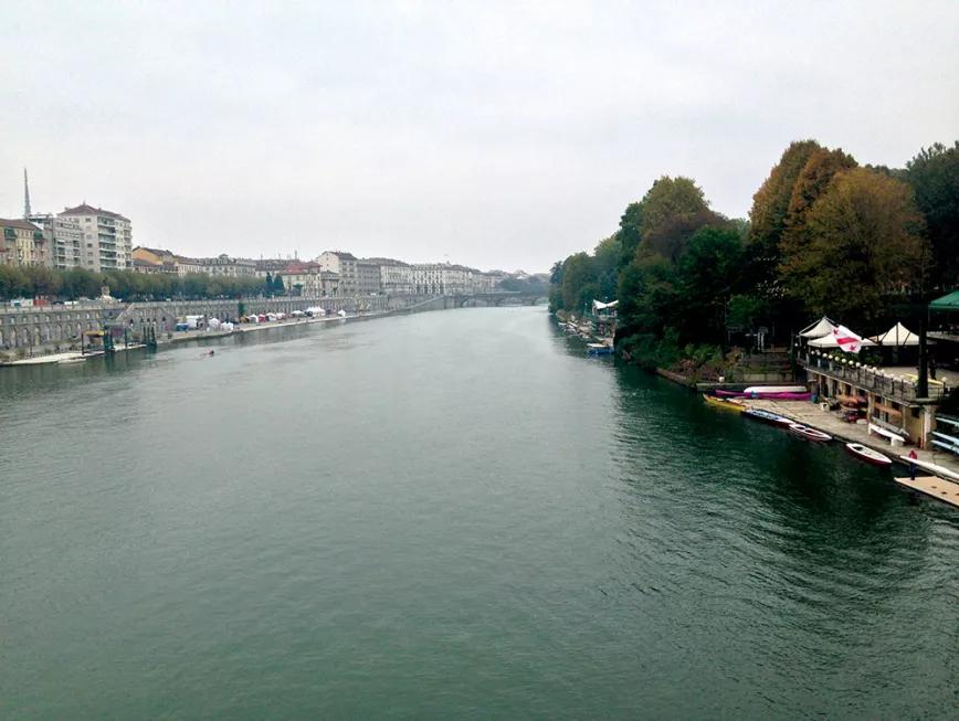El río Po en su paso por Turín