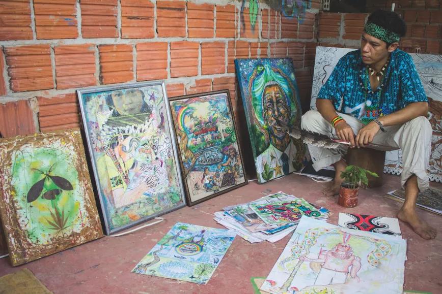 Pintor acreano con su obra. 