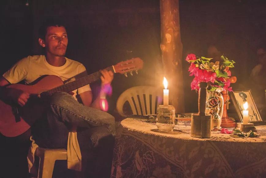 Nieto de Luiz Mendes, acompañando uno de los himnos de Misterios da Naturaleza.