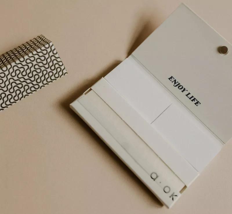 Enjoy Life rolling papers:  El papel de enrollar también puede ser muy hipster y este producto de British Columbia’s Studio A-OK lo demuestra. Papel de liar con patrones en su interior y mensajes cool en su exterior.