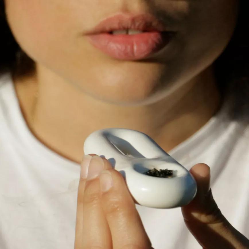 Pipa y contenedor de incienso: ¿Es una pipa o sirve para quemar incienso? Por qué renunciar a una cosa si puedes tener las dos. En efecto, es una pipa pero también te sirve para quemar incienso. Evitarás así incómodas preguntas sobre qué es lo que andas entre manos.