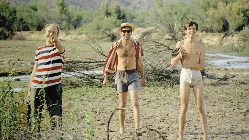  Ken Kesey señala a la cámara durante una parada del lisérgico viaje