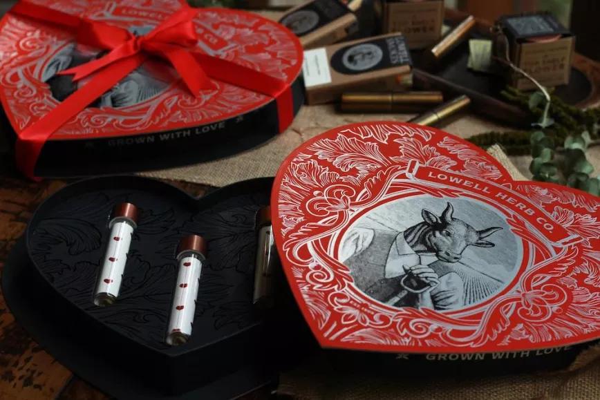 Caja con forma de corazón: Si tienes menos imaginación que un trozo de madera perdido en el último descampado que queda en España, entonces, solo entonces, puedes permitirte el lujo de regalar el objeto más manido de la historia de la mercadotecnia relacionado con San Valentín: una caja de chocolates con forma de corazón. Si no es tu caso, por favor, regala algo más o no vayas solo con esto y una rosa. Ten un poco de decencia como ser humano.