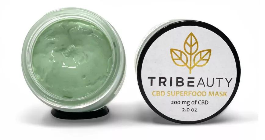 Mascarilla de CBD para la cara:   Forma parte de lo que se denomina “superalimento”. Es paradójico pero no se puede comer, sino que sirve para hacerte una mascarilla facial con CBD. Si tu pareja sabe ver la ironía pues perfecto, sino pues le habrás regalado una mascarilla que a lo mejor le hace ilusión, vete tú a saber.