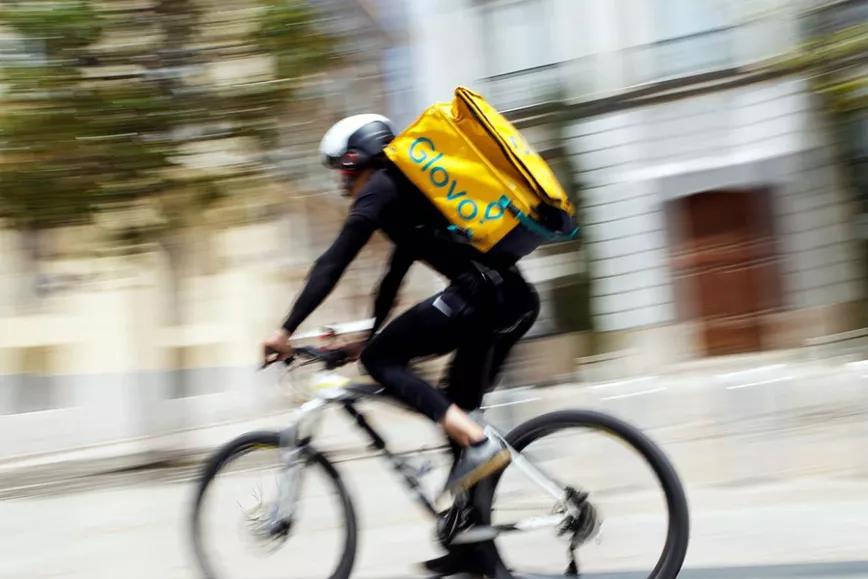 Un repartidor de la empresa Glovo llevó un paquete sospechoso hasta la policía. Resultó que el paquete contenía marihuana.