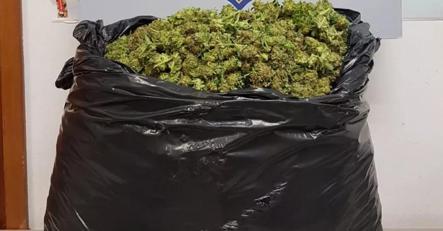 <blockquote class="twitter-tweet"><p lang="ca" dir="ltr">Un traficant es desplaça en patinet amb una bossa d'escombraries on amagava 15 kg de marihuana al districte de Sant Martí (BCN). L'enxampem i el detenim <a href="https://t.co/feK0dDLeOq">https://t.co/feK0dDLeOq</a> <a href="https://t.co/ORnWlJPs0r">pic.twitter.com/ORnWlJPs0r</a></p>&mdash; Mossos (@mossos) <a href="https://twitter.com/mossos/status/1262630916029059072?ref_src=twsrc%5Etfw">May 19, 2020</a></blockquote> <script async src="https: