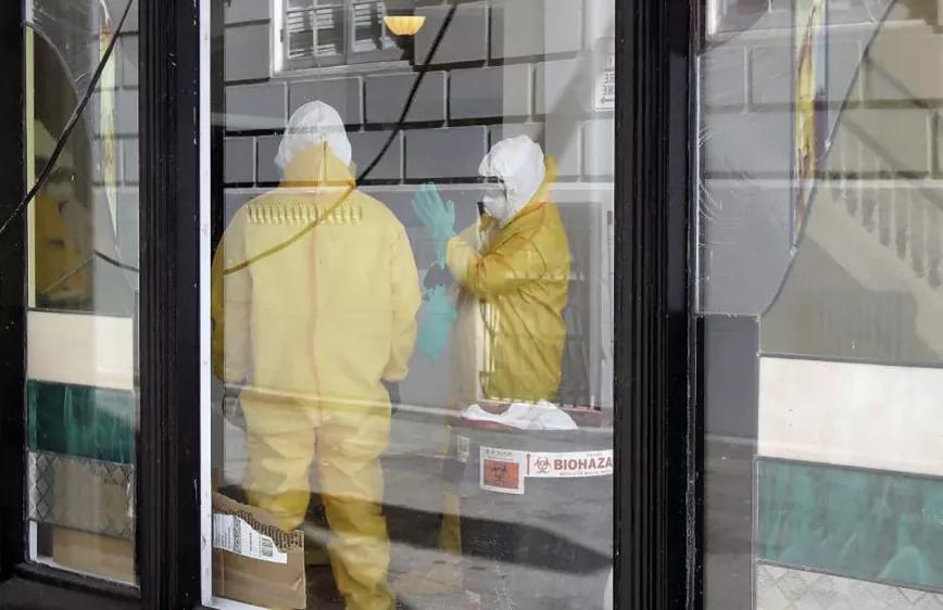 Dos personas con trajes EPI