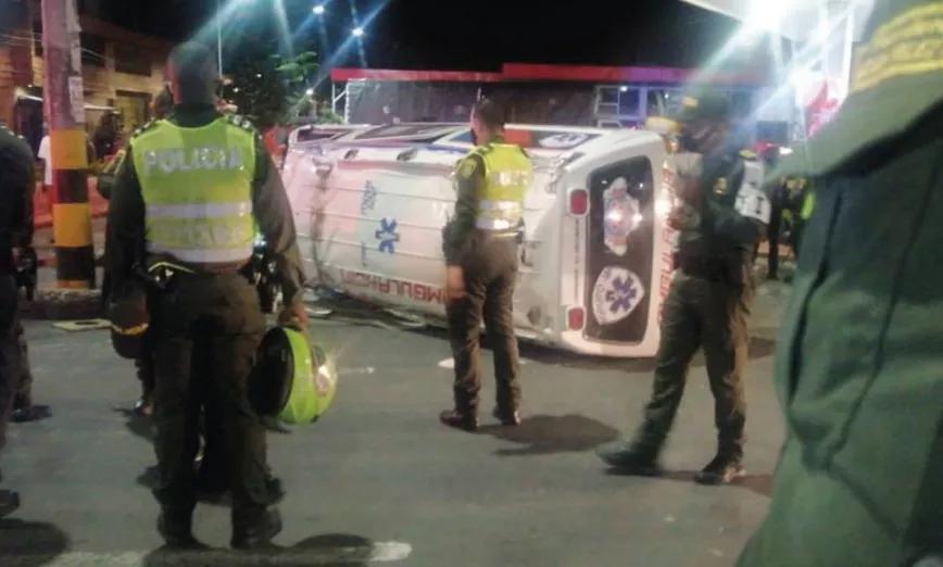 Policías junto a la ambulancia